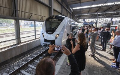 Der neue Batteriezug für die MRB-Strecke nach Leipzig: Was er kann und warum er so wichtig ist - Ein gefragtes Fotomotiv am Montag auf dem Chemnitzer Hauptbahnhof: einer der ersten fertigen Akku-Züge des Herstellers Alstom. 