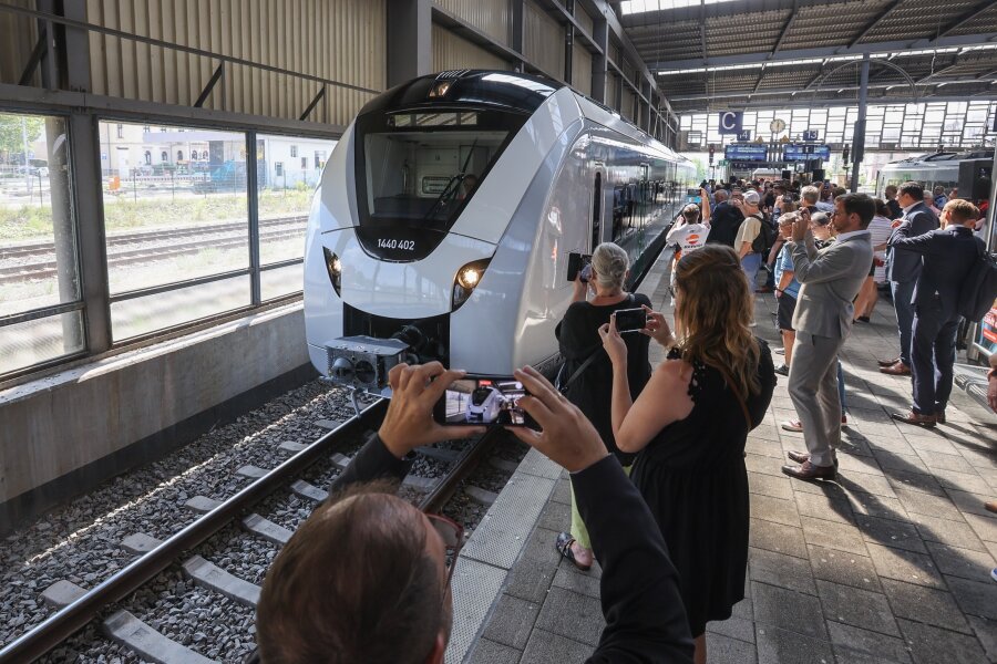 Der neue Batteriezug für die MRB-Strecke nach Leipzig: Was er kann und warum er so wichtig ist - Ein gefragtes Fotomotiv am Montag auf dem Chemnitzer Hauptbahnhof: einer der ersten fertigen Akku-Züge des Herstellers Alstom. 