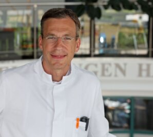 Der neue Chefarzt mit dem Knochenjob - Dr. Carsten Kretzschmar ist den neue Chefarzt für Unfallchirurgie und Orthopädie am Glauchauer Krankenhaus. 