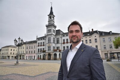 Der neue Mann für Wirtschaft und Kommunikation in Oelsnitz - Peter Wollmann (28) ist der neue Wirtschaftsförderer der Stadt Oelsnitz. Auch für Öffentlichkeitsarbeit und Tourismus ist er verantwortlich.