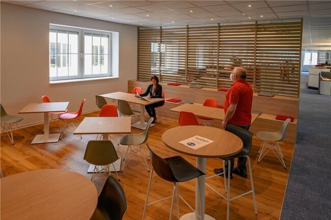 Der neue Newsroom der "Freien Presse" - Mach mal Pause: Im funktional eingerichteten Workcafé können sich die Kollegen zurückziehen, um in Ruhe Mittag zu essen oder einen Kaffee zu trinken.