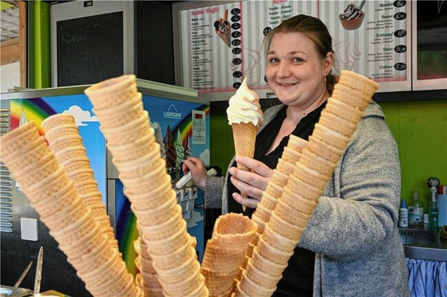 Der neue Trend in Burgstädt: Eis in Bubble-Waffeln, Slush und Burger - Lisa Jeschky befüllt eine herkömmliche Waffel mit Vanille-Schoko-Softeis. Neu sind so genannte Bubble-Waffeln, die mit Früchten, Schokolade und Gummitieren sowie Soße verziert werden. 