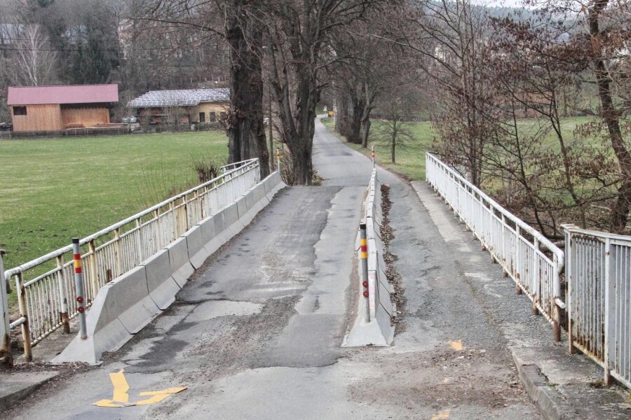 Der Noßwitzer Elsterbrücke droht Sperrung - Nur einspurig, mit 10 km/h und für Fahrzeuge mit einem Gesamtgewicht bis zwei Tonnen, ist die Elsterbrücke in Noßwitz befahrbar.