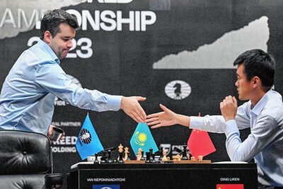 Der Perfektion ganz nah: Ding Liren, der neue Schach-Weltmeister - Es ist vorbei: Alexander Nepomnjaschtschi (li.) gesteht seine Tiebreak-Niederlage gegen den neuen Weltmeister Ding Liren ein. 