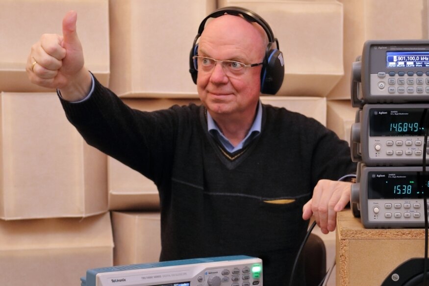 Der Physiker, der auch Autor ist - Professor Rolf Heilmann bei Schallmessungen in einem Labor. Seine ersten Experimente machte er in Mühlau.