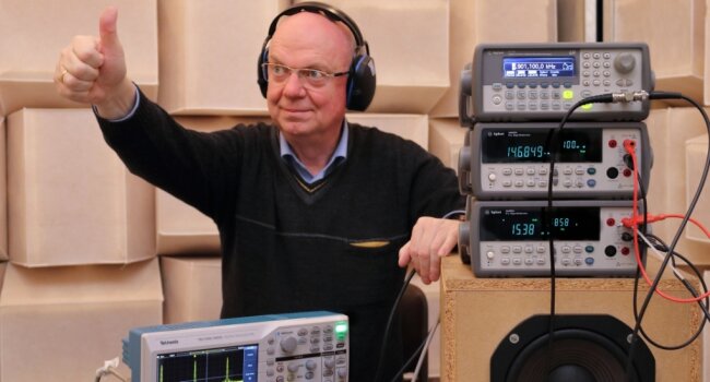 Der Physiker, der auch Autor ist - Professor Rolf Heilmann bei Schallmessungen in einem Labor. Seine ersten Experimente machte er in Mühlau.