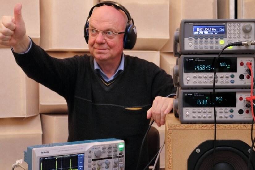 Der Physiker, der auch Autor ist - Professor Rolf Heilmann bei Schallmessungen in einem Labor. Seine ersten Experimente machte er in Mühlau.