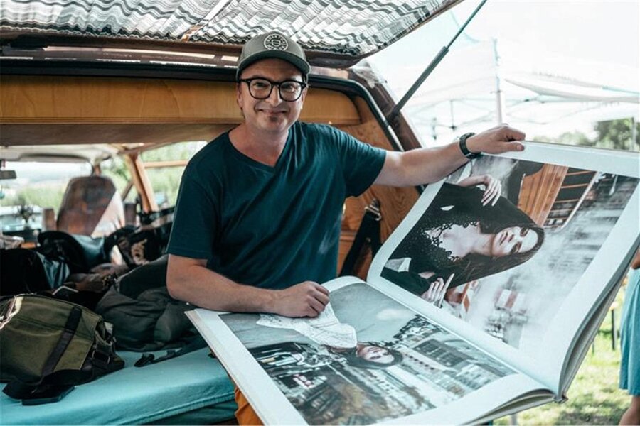 Der Plauener Starfotograf Chris Gonz über seine Arbeit: „Ich zeige Promis so, wie sie sich selbst vielleicht nicht unbedingt sehen“ - Fotograf Chris Gonz zu Besuch bei der Camping-Redaktion der „Freien Presse“.