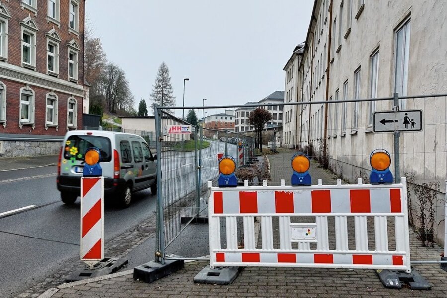 Der Problem-Zaun an der B 283 von Klingenthal - Der Zaun soll Fußgänger eigentlich schützen. Doch er zwingt sie auf die stark befahrene Straße.