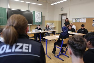 Der Prozess: Wie eine Zwickauer Schule Gewaltvorfälle aufarbeitet - Die nachgespielte Gerichtsverhandlung im Klassenzimmer 1.13 der Pestalozzioberschule Zwickau. Eine Polizistin der Polizeidirektion Zwickau ist dabei.