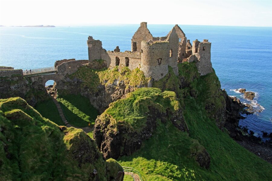 Der Reisetipp: Naturgewalten an Nordirlands Nordküste - Dunluce Castle bei Bushmills ist eine malerische Burgruine.