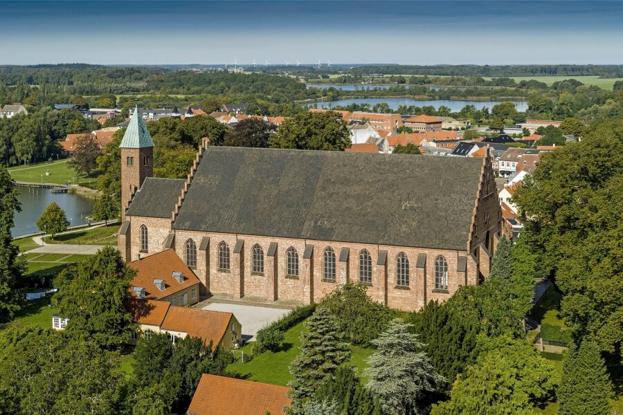 Der Reisetipp: Pilgern auf dem Jakobsweg – in Dänemark - Die Domkirche in Maribo aus dem 15. Jahrhundert ist von Seen und Gartenanlagen umgeben.