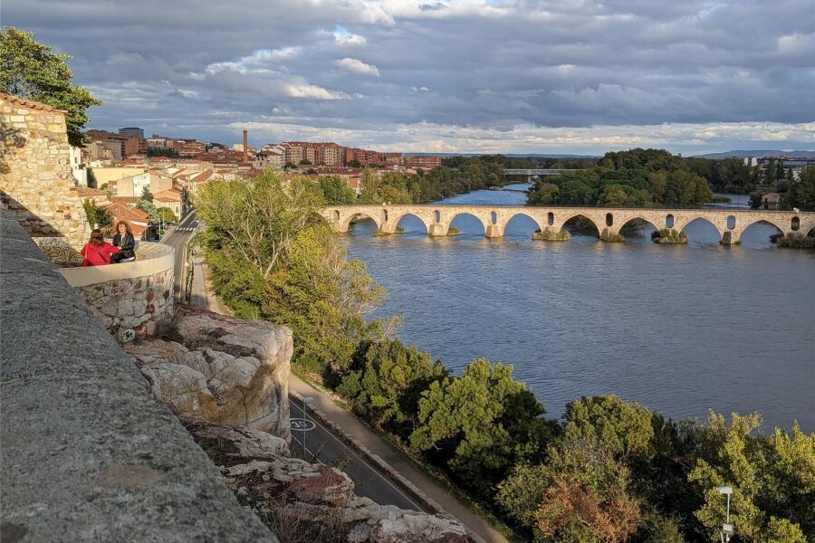 Der Reisetipp Spanien: Die Weinroute von Zamora - Die Puente de Piedra in Zamora spannt sich in 16 Bögen über den Duero und gehört zu dem großartigen Ensemble romanischer Bauten in der westspanischen Stadt.