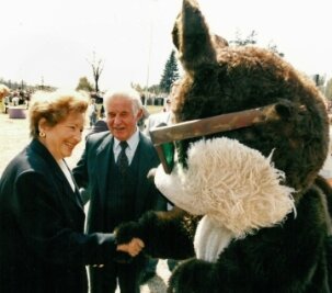 "Der richtige Mann zur richtigen Zeit" - Kurt Biedenkopf besucht 1996 mit seiner Frau Ingrid die Landesgartenschau in Lichtenstein. 