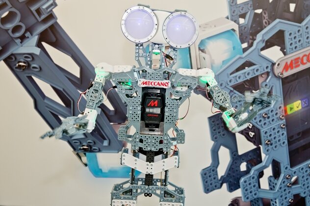 Der Roboterhund bekommt die Puppe nicht tot - Der interaktive Roboter Meccanoid G15 Ks von Spin Master