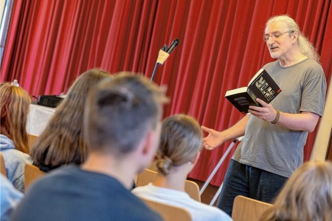 Der Roman "Wir, die süßen Schlampen" und seine Wirkung auf Schüler inNetzschkau - Eine Lesung, das geht auch im Stehen und Herumlaufen: Zoran Drvenkar.