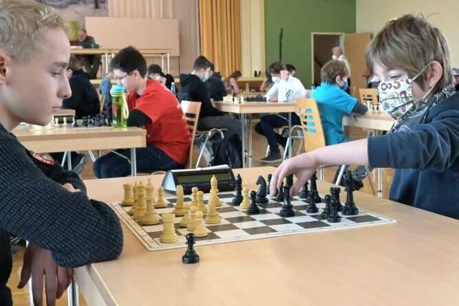 Der achtjährige Erik Dotschuweit (r.) vom ESV Nickelhütte Aue hat sich nicht nur für die Sachsenmeisterschaft der U 10 qualifiziert, sondern auch gegen ältere Konkurrenz viel Köpfchen bewiesen. 
