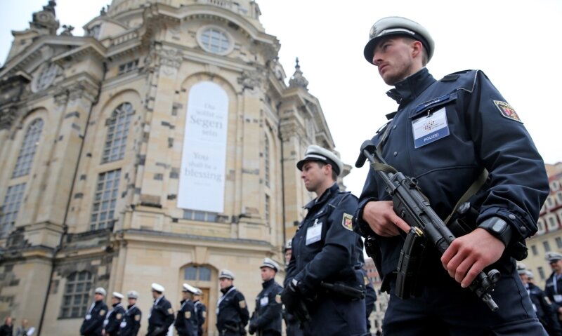 Für die Teilnahme von Bundeskanzlerin Angela Merkel (CDU) und anderen hochrangigen Gästen an den Feierlichkeiten zum Tag der Deutschen Einheit in Dresden galt die höchste Sicherheitsstufe - mehr als 2500 Polizeibeamte waren im Einsatz.