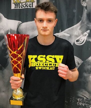 Der Sachsenmeister mit dem extra großen Pokal - Zum Gewinn des Landesmeistertitels in der Jugend (U 19) gab es für Linus Tesch vom KSSV Zwickau einen Ehrenpokal obendrauf. 