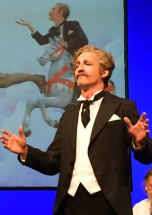 Der Sänger mit den goldenen Händen - Frank Unger bei einer Veranstaltung im Theater Freiberg. 