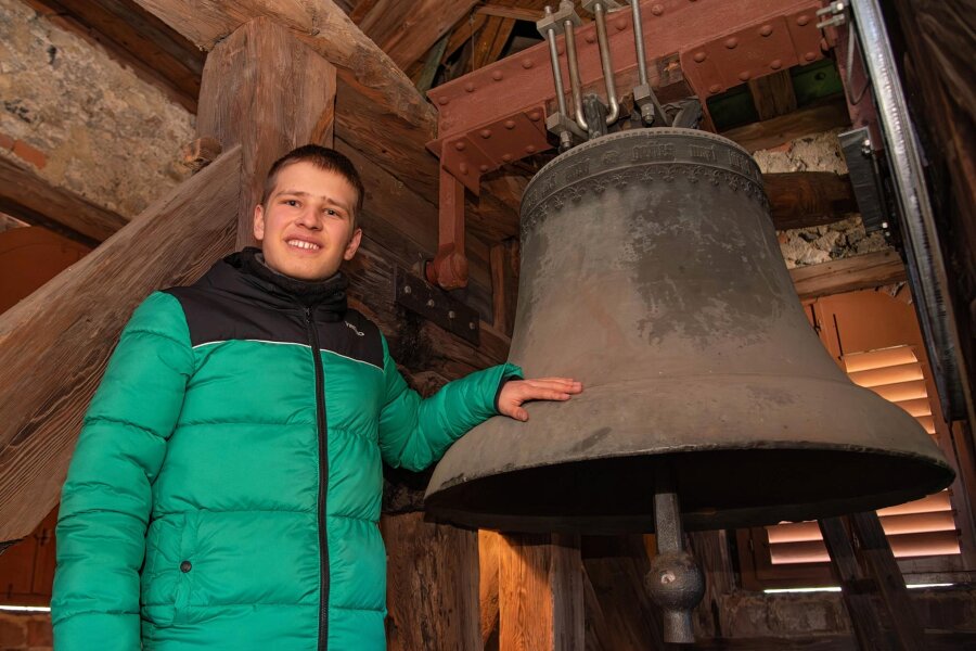 Der Schatz von Taltitz muss ab Ostern schweigen: 16-jähriger Glockenfan macht sich für Sanierung stark - Glockenfan Johnny Geipel bemüht sich um das Dreiklang-Geläut in der Dorfkirche Taltitz. Die große Bronzeglocke von 1582 hat es ihm besonders angetan. „Das ist so ein Schatz, den darf man eigentlich nur mit Handschuhen anfassen“, sagt der 16-Jährige aus Leubnitz.