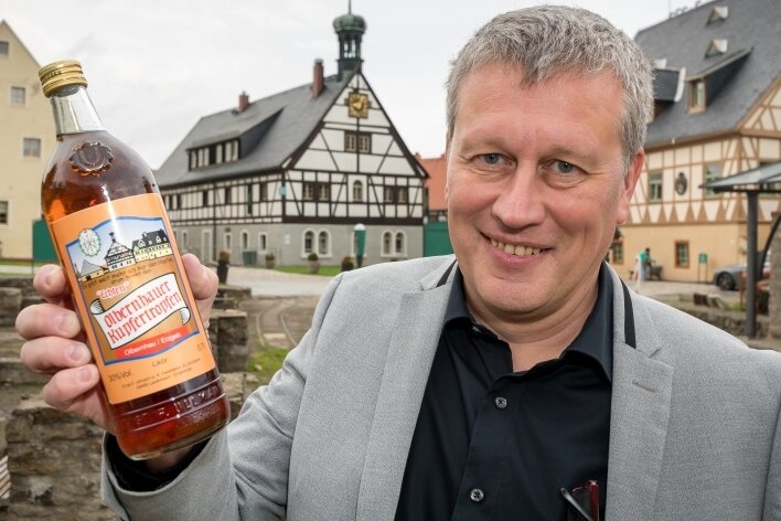 Der Schnaps für den Bergmannstag 2022 ist auf dem Markt - Im Auftrag des Olbernhauer Unternehmers Guido Kolberg wird der Olbernhauer Kupfertropfen hergestellt. 
