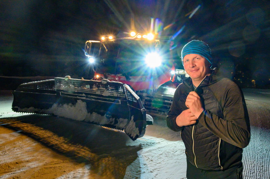 Stefan Uhlmann, 43, ist in der Skiarena Eibenstock für den Schnee zuständig. Er hat in Neuseeland gelernt, bei ungünstigen Bedingungen eine anständige Piste herzustellen.