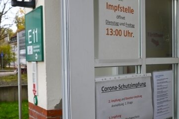 Der schwere Weg zur Corona-Impfung in Stollberg - Eine Impfstelle wie diese hier im Chemnitzer Klinikum gibt es in Stollberg nicht. 