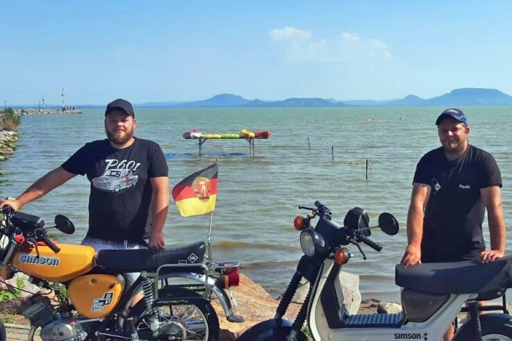 Das Beweisfoto: Die beiden Gahlenzer Steve Paul (27) und Markus Paul (36) haben in diesem August ihren Simson-Mobilen den Balaton in Ungarn gezeigt. 
