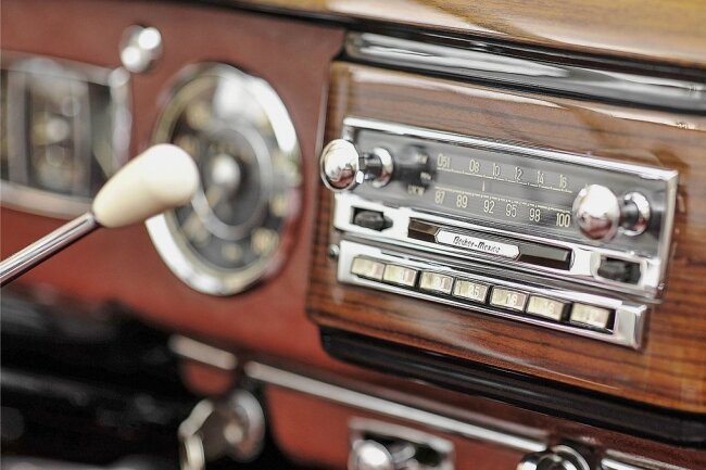 Der Sound der Straße - 100 Jahre Autoradio - Autoradio in einem Oldtimer. 
