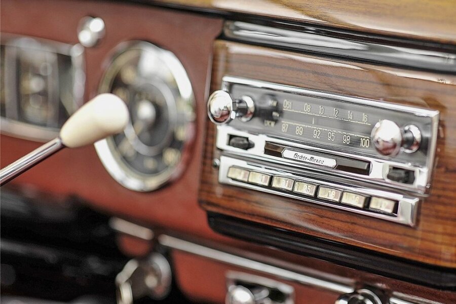 Autoradio in einem Oldtimer. 