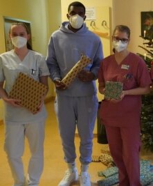 Der Spieler der Niners und seine Herzenssache - Niners-Spieler Frantz Massenat bei der Geschenkübergabe im Krankenhaus Rabenstein. 