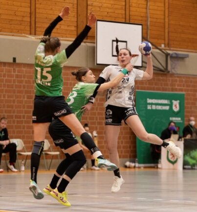 Im Aufstiegskampf der 2. Handball-Bundesliga geht es zur Sache. Das bekommt in dieser Szene aus dem Zwickauer Spiel in Kirchhof Diana Dögg Magnusdottir (rechts) zu spüren. Die Isländerin steht dem BSV am Samstag aufgrund von Länderspielverpflichtungen nicht zur Verfügung. 