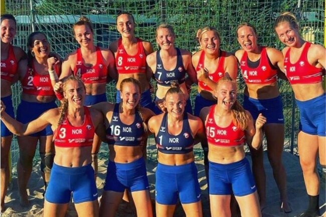 Der Sporthosen-Eklat: Warum die Sängerin Pink norwegische Beachhandballerinnen unterstützt - Die Beachhandballerinnen mit zu langen Hosen. 