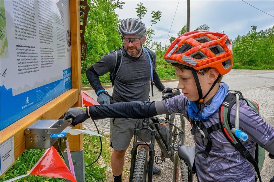 Der Stoneman-Miriquidi: Mit dem Mountainbike durch den Finsterwald - Ben stanzt seine Karte.