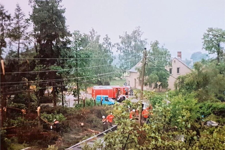 Der Tag, an dem ein Tornado das Vogtland und Westerzgebirge verwüstete - Am 22. Juni 1998 zog ein Tornado über das Vogtland und Westerzgebirge. Auf der Ellefelder Juchhöh entwurzelte der Sturm unzählige Bäume und beschädigte Häuser.