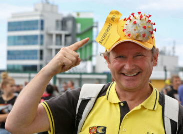 Der Tag im Landkreis Zwickau: Fans erinnern an abgesagten Grand Prix - Der bekannte Bastler Udo Naumann mit einer Corona-Kappe. 