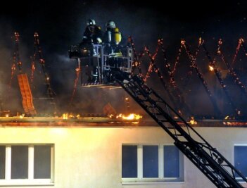 Der Tag nach dem Feuer in Hainichen - Am Montag vernichtete ein Brand einen Wohnblock in Hainichen in der Friedrich-Gottlob-Keller-Siedlung.