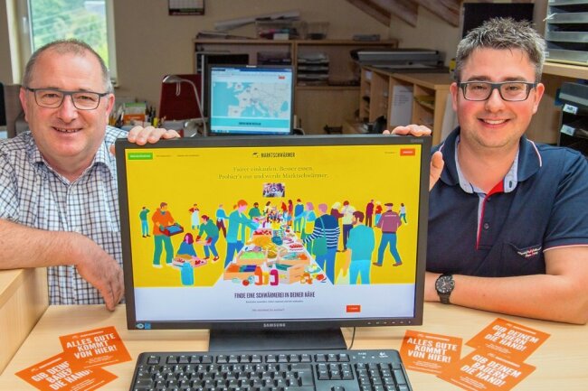 Der "Tante-Emma-Laden im Internet" von Lugau feiert Geburtstag - Die beiden Betreiber der Schwärmerei Lugau: Volker Solbrig (rechts) und Jens Kaltofen mit dem Internetauftritt der Marktschwärmer.