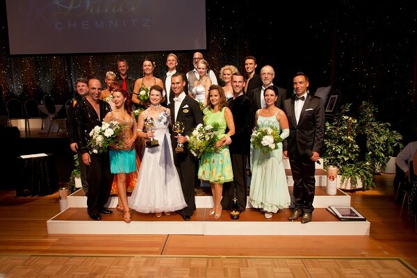 Der Tanz der Prominenten - Im vergangenen Jahr sahnte Anett Pötzsch (Mitte, vorn im weißen Kleid) den Pokal ab.