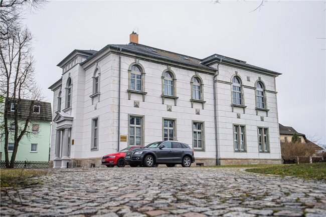 Der Tempel und die Loge: Schneeberger Freimaurer lassen hinter die Kulissen blicken - Die Schneeberger Freimaurerloge in der Seminarstraße 39. Im Erdgeschoss befindet sich ein Steuerbüro. Der Tempel liegt im ersten Stock, im zweiten gibt es eine Logenbibliothek. 