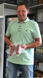 Der Tischler, der nie Bauer sein wollte und jetzt Rinder züchtet - Rindersalami ist nur eine von vielen Spezialitäten, die Ralf Pammler im Hofladen verkauft.