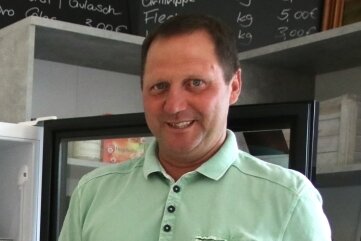 Der Tischler, der nie Bauer sein wollte und jetzt Rinder züchtet - Rindersalami ist nur eine von vielen Spezialitäten, die Ralf Pammler im Hofladen verkauft.