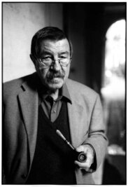 Der Tod des Blechtrommlers - Der Literaturnobelpreisträger Günter Grass, fotografiert in Paris 2001. Sein Credo war: "Ein Schriftsteller, der das Einverständnis mit den Herrschenden sucht, ist verloren."