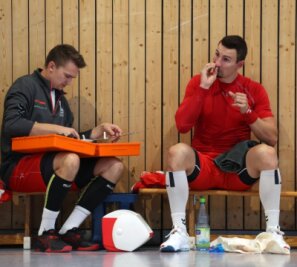 Der Torjäger mit der Blut-Nase - Handballer Vaclav Klimt (rechts) vom HC Glauchau/Meerane bekam im Spiel gegen Hermsdorf einiges ab und musste mit blutender Nase behandelt werden. Eine schwerere Verletzung gab es bei den Gästen. 