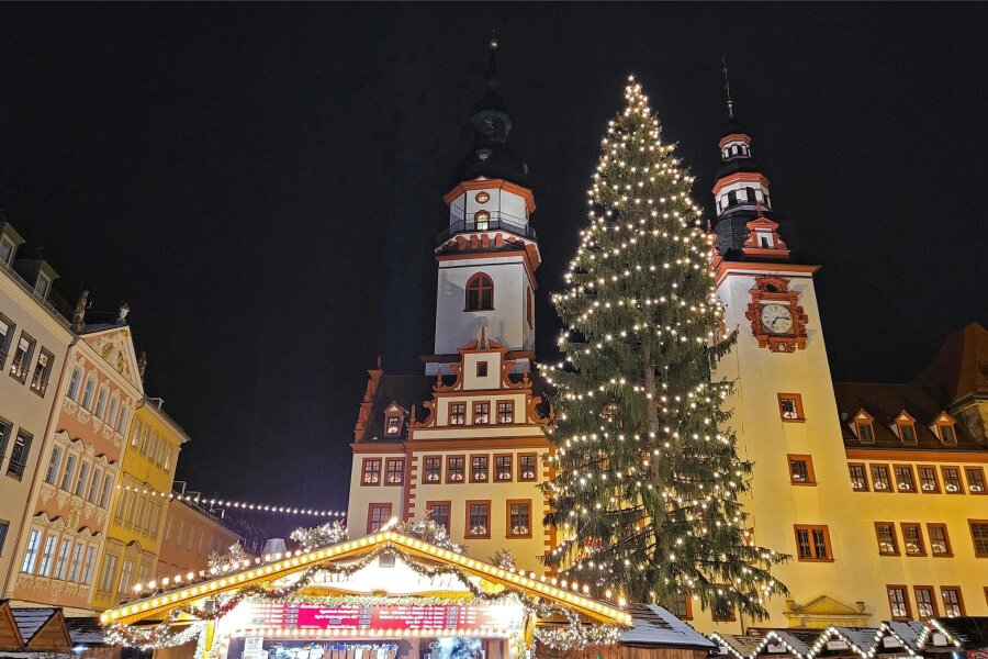 Der Transport des Chemnitzer Weihnachtsbaums wird in diesem Jahr zum Geschicklichkeitsspiel - So schön sah der Chemnitzer Weihnachtsbaum im vergangenen Jahr aus.