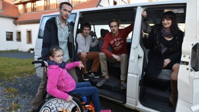 Der Traum vom Familienauto - Daniele und Stan Einert mit den Söhnen Nathanael (17) und Josia (18) und der Tochter Anna-Marleen (9) vor ihrem Haus am Abrahamschacht in Freiberg. Die Familie erwartet Nachwuchs und braucht dringend ein größeres Auto.