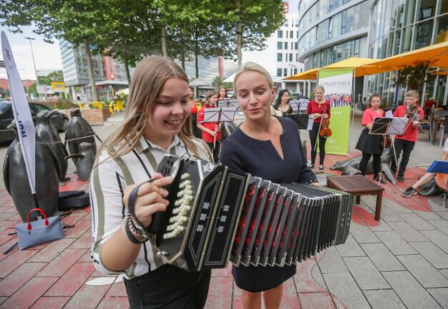 Der Traum von der großen Tango-Kulturhauptstadt - Anna-Lena Kreher (17) bekam vor einiger Zeit bereits ein Bandoneon aus einer Fabrik in Klingenthal übergeben. Geschäftsführerin Anja Rockstroh übergab es ihr damals
