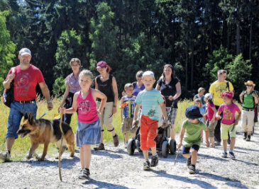 Der Triebeler Pakt mit der Sonne hält - Zur 33. Triebeltal-Wanderung "Rindimmedim im Triebel rim" schnürten gestern 696 Teilnehmer die Schuhe. Auch viele junge Teilnehmer - hier bei der Kinderwanderung - waren unterwegs.