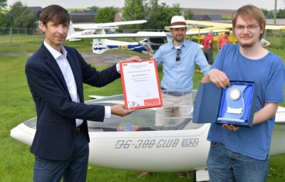 Der Überflieger mit einem Hang zur Bodenhaftung - Dirk Helbig (l.) aus dem Sparkassenvorstand übergibt Michael Aßmann (r.) den Ehrenamtspreis aus dem Jahr 2020. 